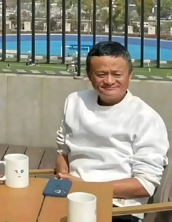 原来有钱人得手机是不带手机壳的