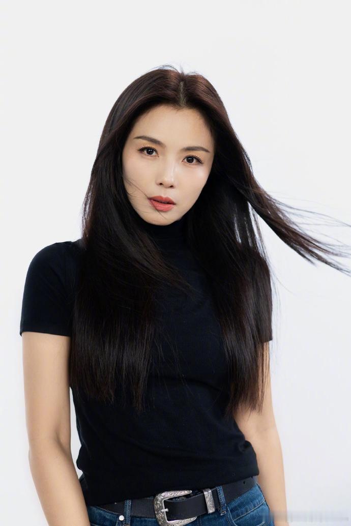 刘涛黑长直打开九月第一天此女真神！好帅好A！黑长直黑墨镜，打开九月第一天~​
