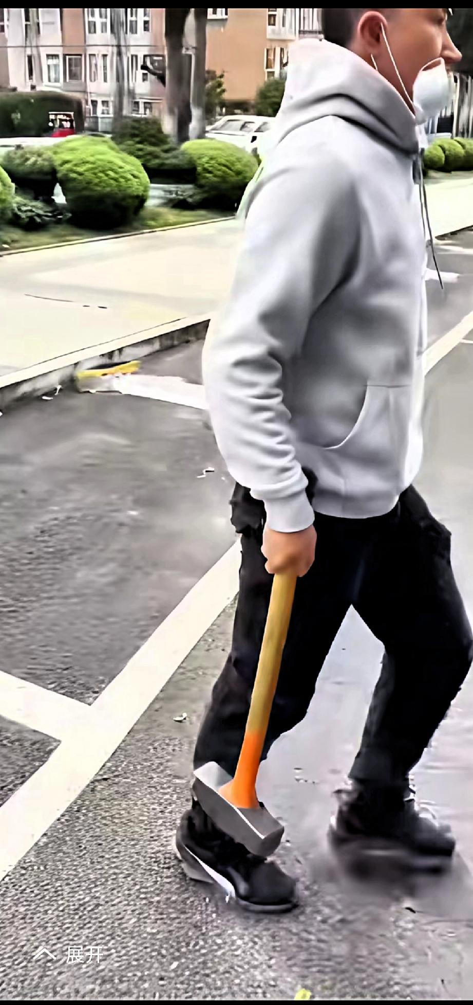 “公路是国家的，画个圈就收费，我还治不了你呀”！小伙这句话引来群众的拍手叫好！