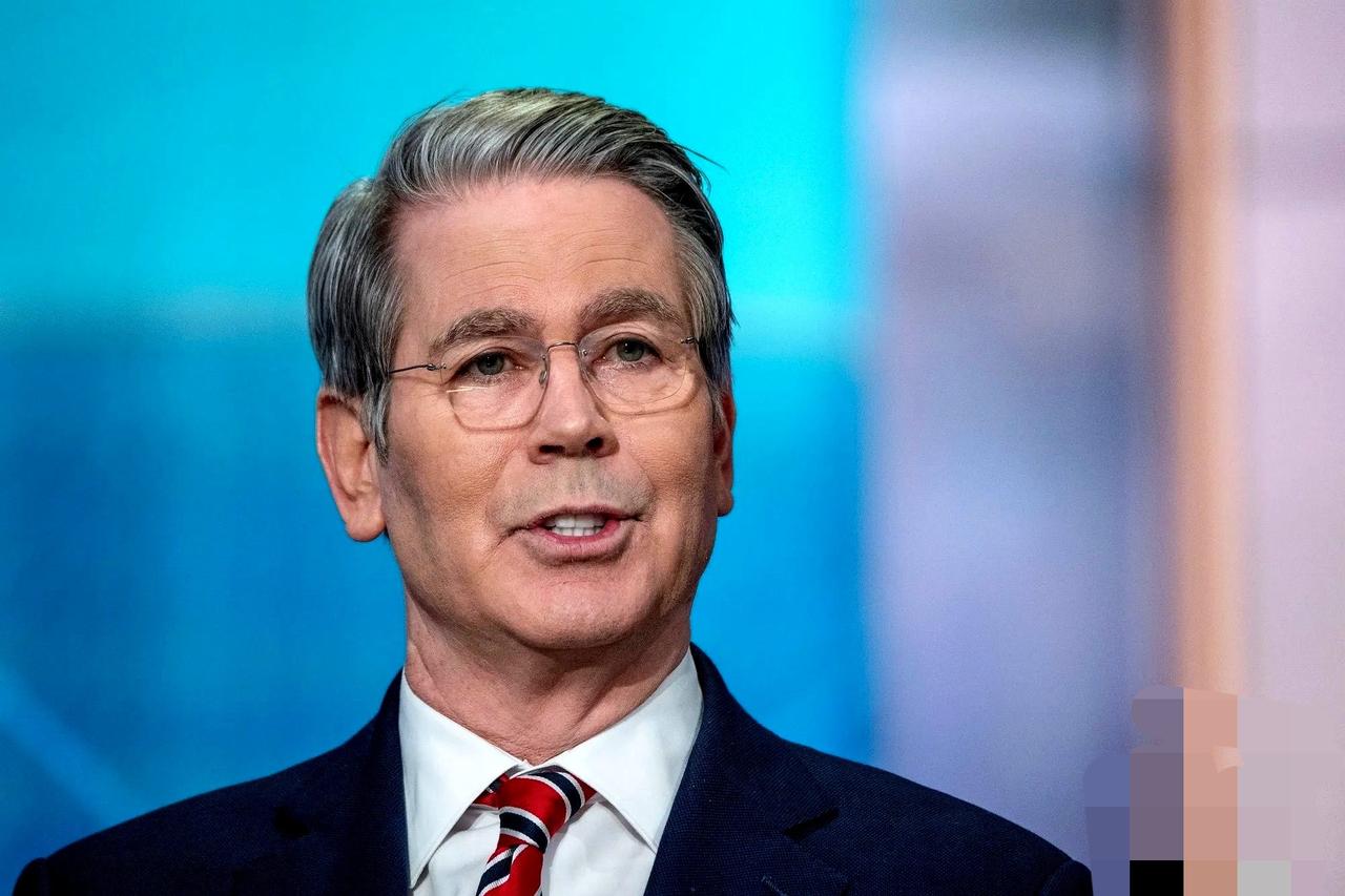 贼喊捉贼！美财长贝森特指责中国在战争中囤积石油。4月14日，美国财政部长斯科