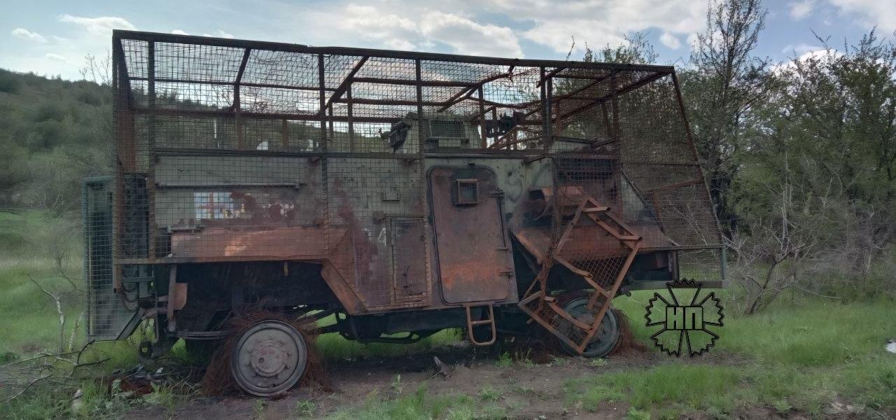 在乌克兰的俄军发现了一辆被遗弃的英国萨克森装甲运兵车，乌克兰方面曾将其用作救护车