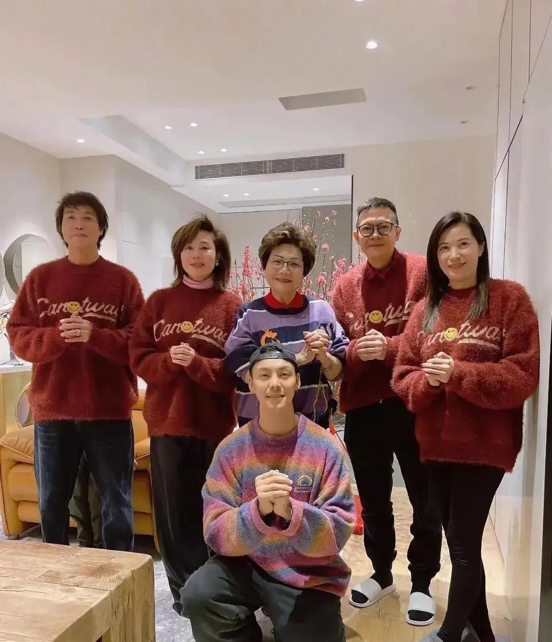 陈伟霆何穗这次晒娃，简直是娱乐圈“防守反击”的经典案例！五年密不透风，一出手就