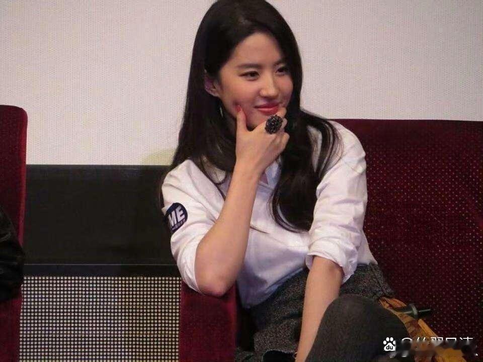 刘亦菲这副玩味表情太有味道了！慵懒又灵动，自带独特韵味，越品越上头～