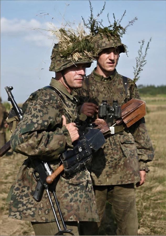 1944年6月，两名身着军用迷彩服的德国士兵合影！该迷彩服放到今天都不过时！