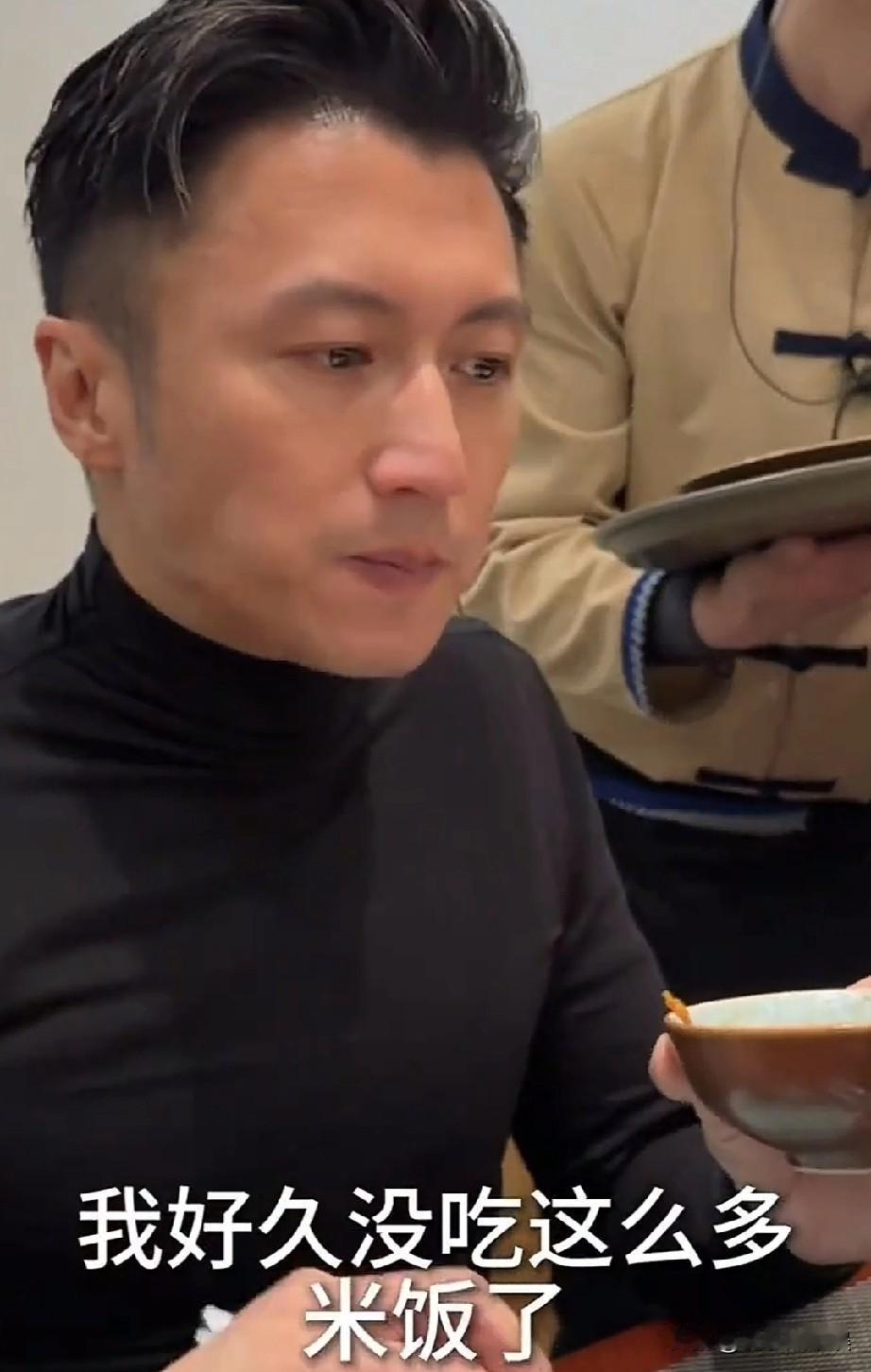 谢霆锋打卡哈尔滨，在当地吃鱼不得不说47岁这个颜值是真的可以，越看越帅了他说