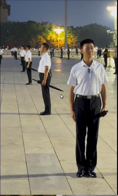 有朋友问便衣手中的雨伞起到什么作用？今天给大家普及一下：其实这个伞是特制的，
