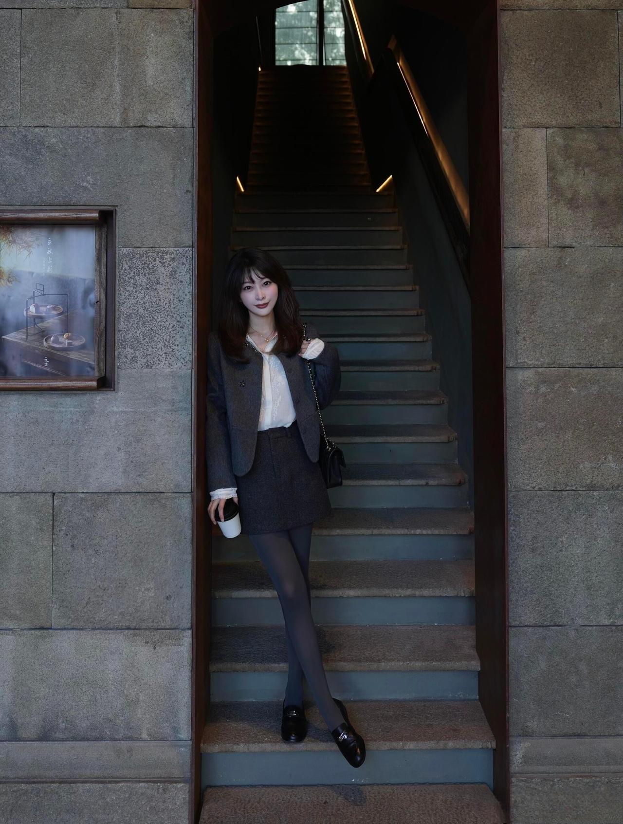 这套穿搭是温柔精致的学院风小香套装，松弛又带复古质感。深灰色小香风套装自带优雅气