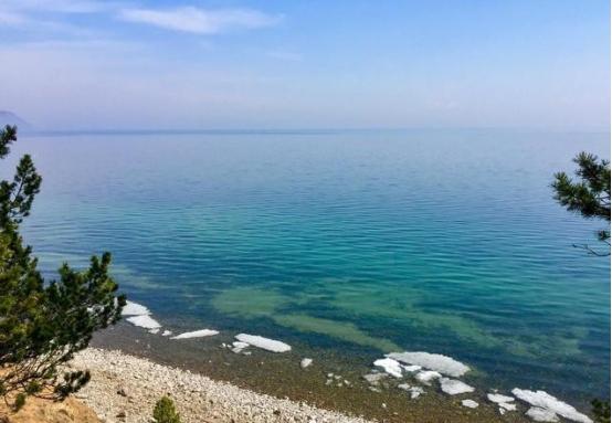 贝加尔湖的存在，完全打破了人类对湖泊的常规印象。首先最逆天的是它的深度，最大水深