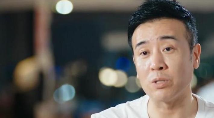 演员于和伟说:“我上大一的时候,有天家里来电话,说我大姐去世了,肺癌,听到这个消
