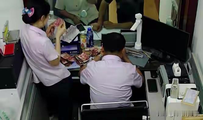 10万块现金埋地下两年，会怎么样？近日，大连一位八旬老人给了我们答案，他把现