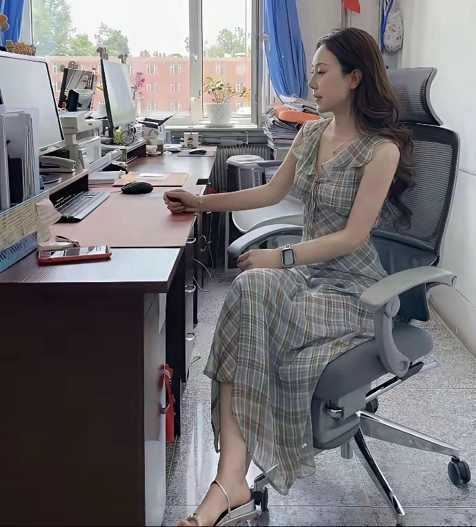 体制内，这个美女，是多大级别领导？