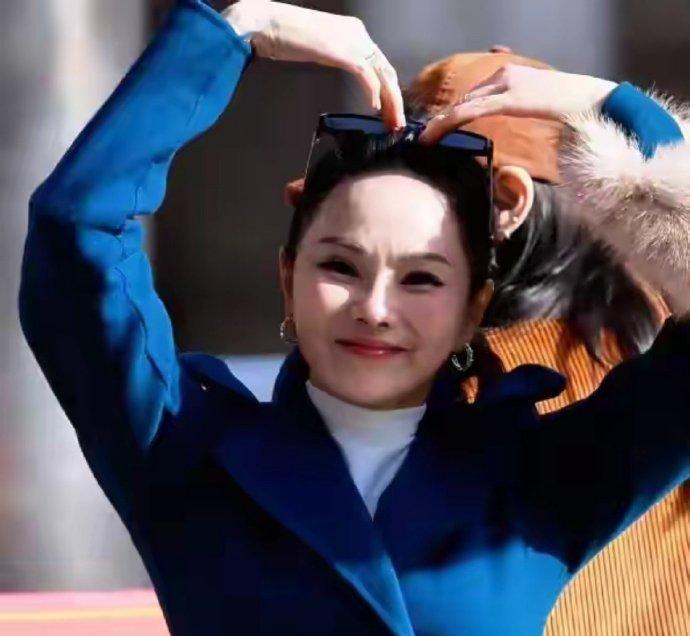 最近伊能静现身北京，她这次搭配的很有魅力，看上去也格外的显年轻，确实是很迷人。