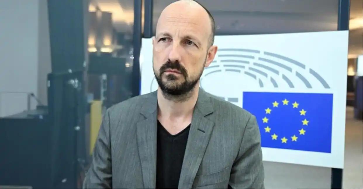 太敢说了，4月2日欧洲议会的比利时议员马克·博滕加直接在采访中撕破脸，把欧洲多年