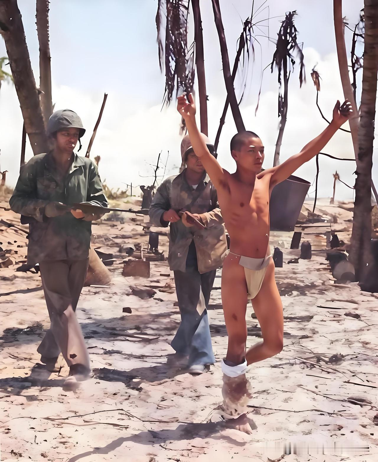 感谢上帝，终于抓了个小鬼子1943年11月，塔拉瓦环礁，美国陆战2师的士兵俘虏