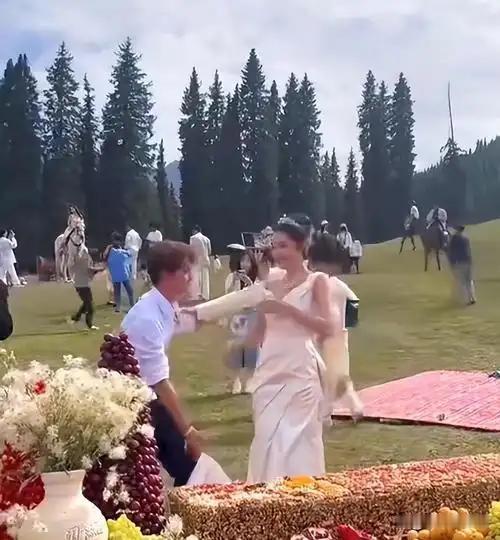 姜超麦迪娜婚礼，真正的高含金量。 两个人婚礼在麦迪娜的家乡补办。 麦迪娜