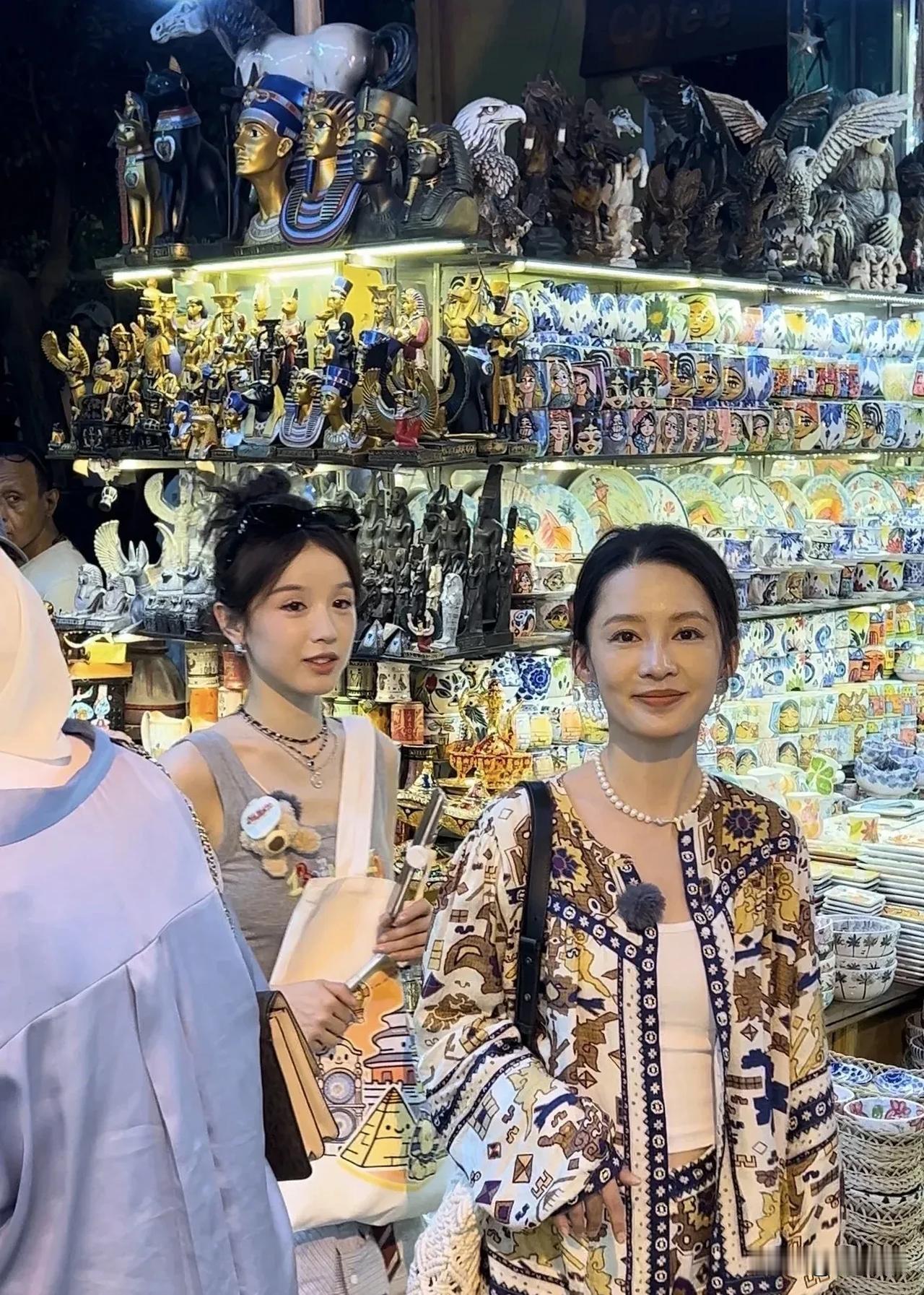李沁的近照看起来也有些岁月的痕迹了，感觉她的花期很短，面容貌似有还没有杨幂和唐嫣