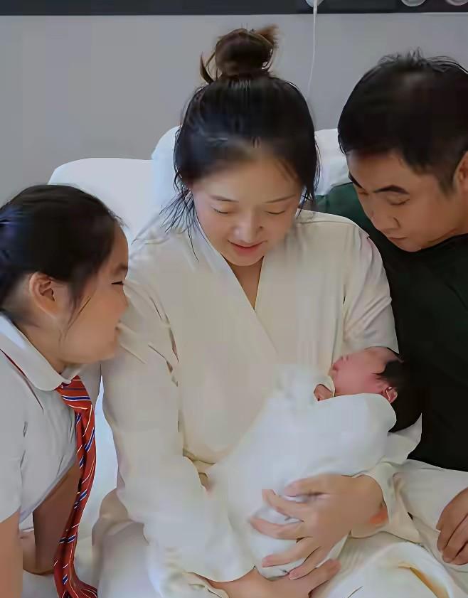 乔杉一家共用一张脸，如今妻子又生三胎，也是老来得子。之前两个女儿也都上学了，乔杉
