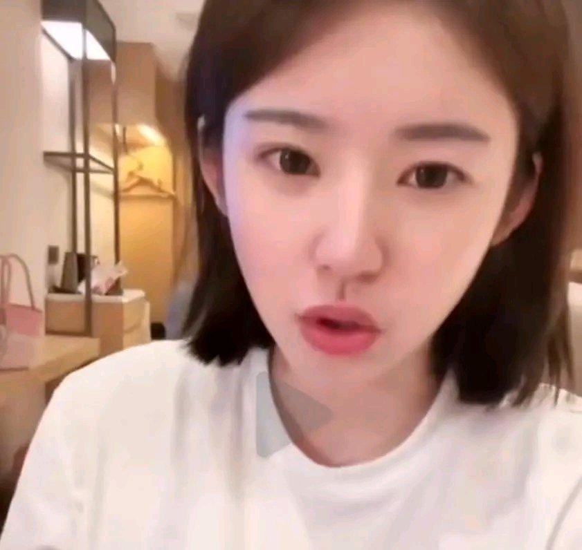 黄一鸣这分手分得也太突然了！她自曝和新男友掰了，据说原因是男友觉得她没法提供情绪