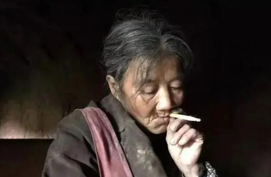 2013年，甘肃一60岁女流浪汉住破窑洞，却每天把自己收拾的整整齐齐，去废弃砖窑