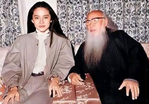 1983年，导演徐克想求张大千墨宝，带着厚礼去拜访，谁知84岁的张大千已封