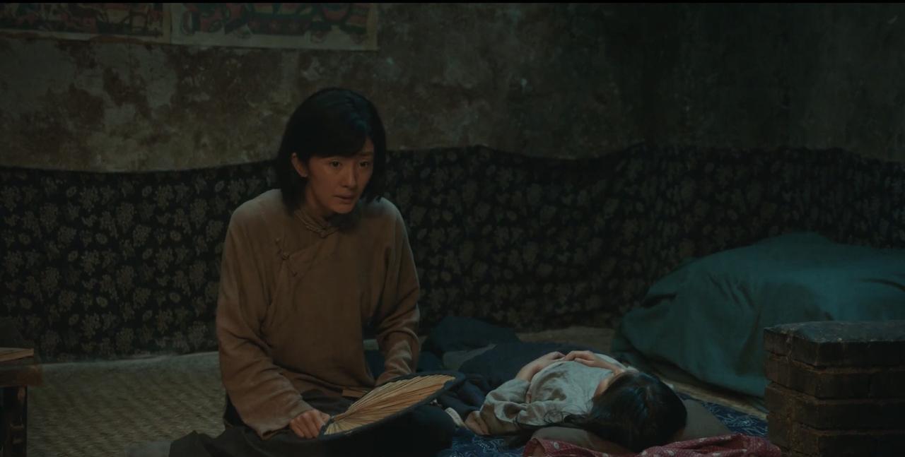 绣绣发现腻味的奇怪，大脚让绣绣别瞎想。其实两人说话中，已经说出了腻味的真正身份。