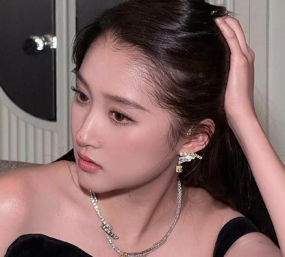 一股脑觉得白好看关晓彤美黑着实给我惊讶了内娱流行白幼瘦太久了，现在突然有个人