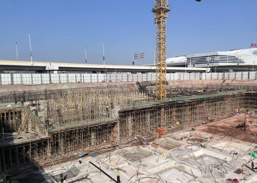 凌晨一点，赣州西站出口只剩风。拖着行李箱的小李连瓶热豆浆都找不到，便利店灯早黑