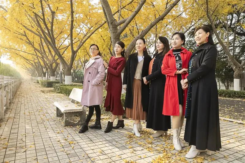 突然间发现大城市的小学校长基本上都是女校长了！他们都有一个共同的特征，都是荣誉满