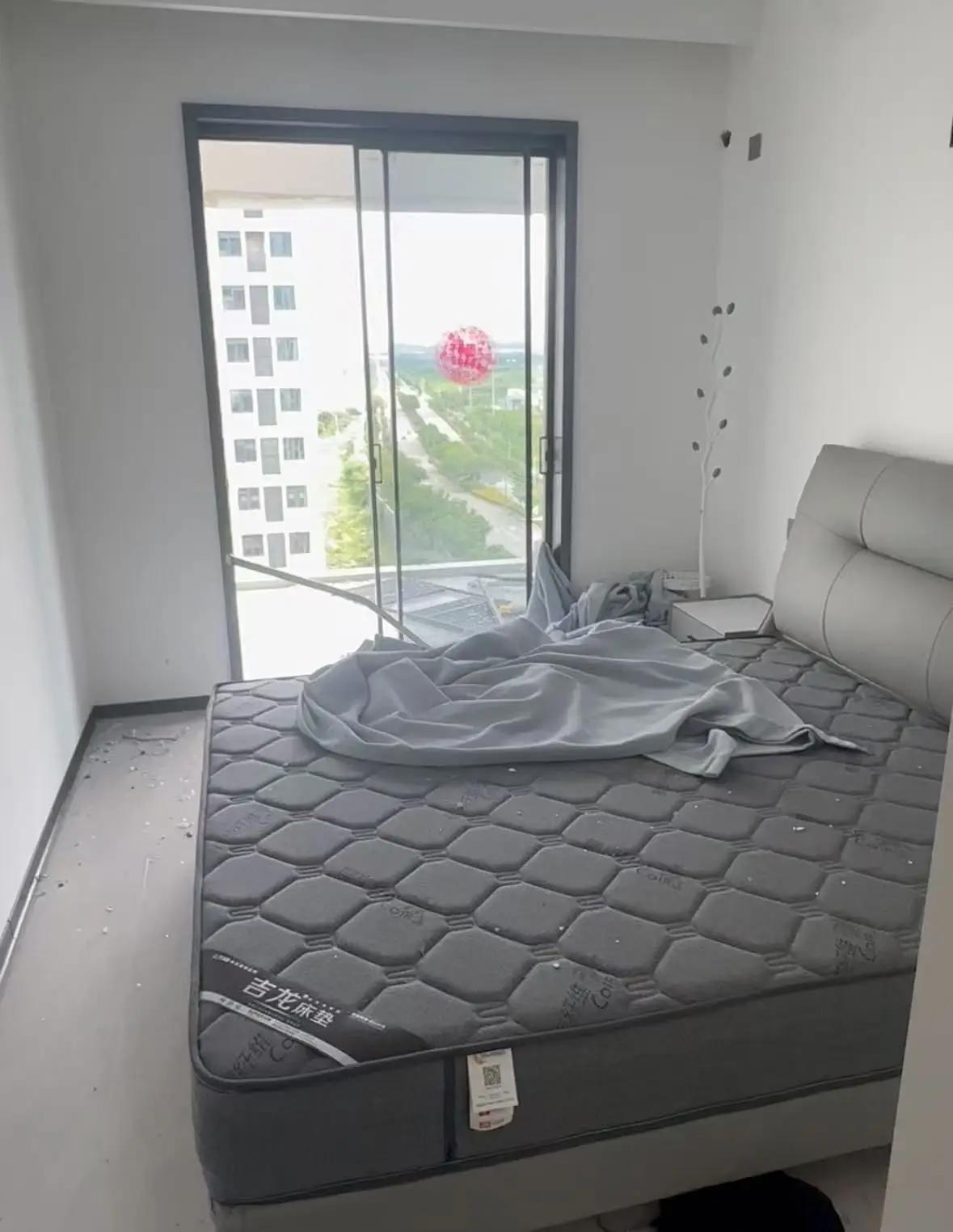 湖北黄冈发生龙卷风的那天晚上，一位男子被从12楼吹落后昏迷，被送去医院抢救，这个
