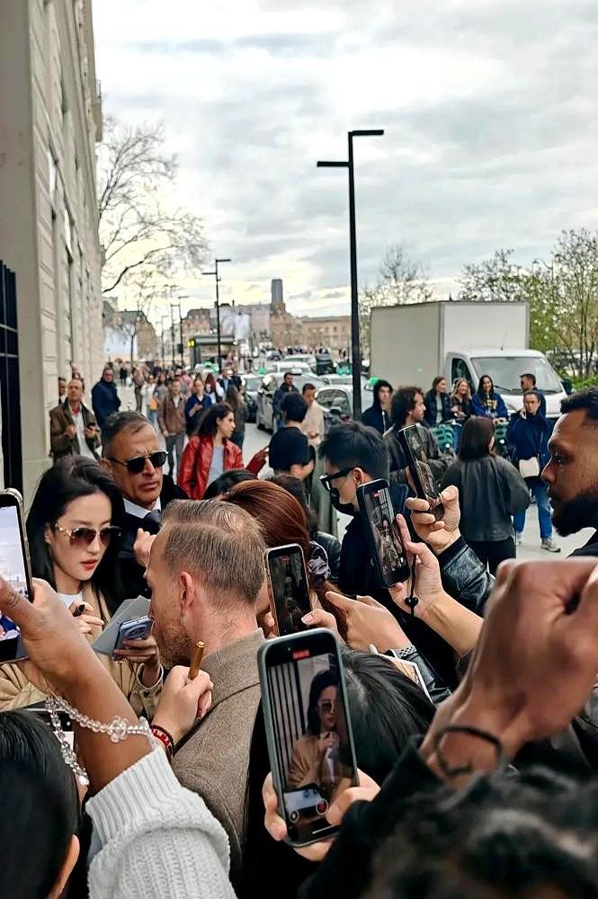 一条红裙把卢浮宫门口点燃了：刘亦菲下车那刻，全场直接喊她名字。2026年3