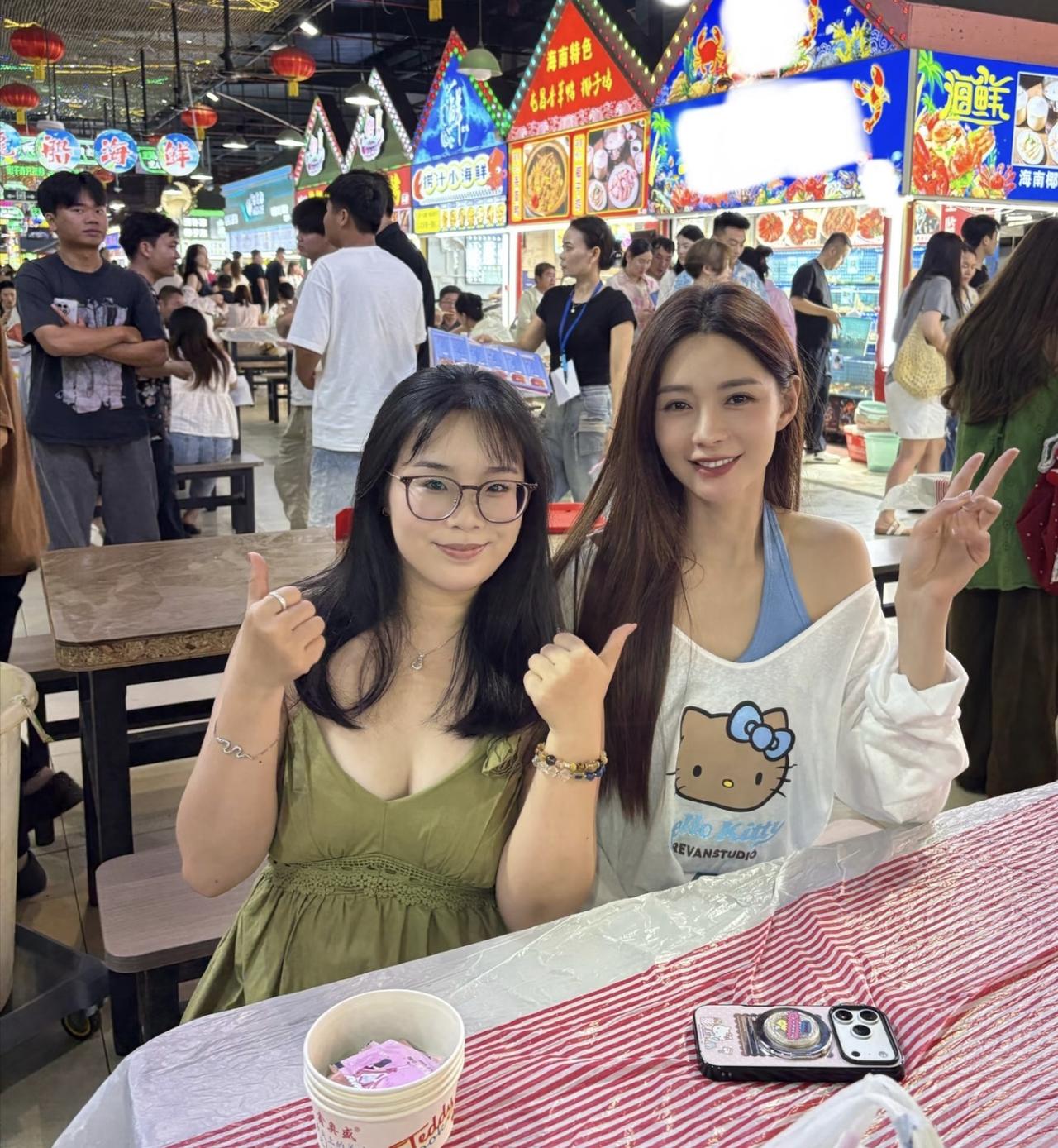 37岁沈梦辰现身海南三亚夜市大排档吃宵夜，她现实中真人非常漂亮，皮肤很白皙，脸非
