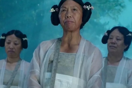 2011年，周星驰筹拍《西游.降魔篇》，他放出消息：“急需4个长相奇丑的老太太，