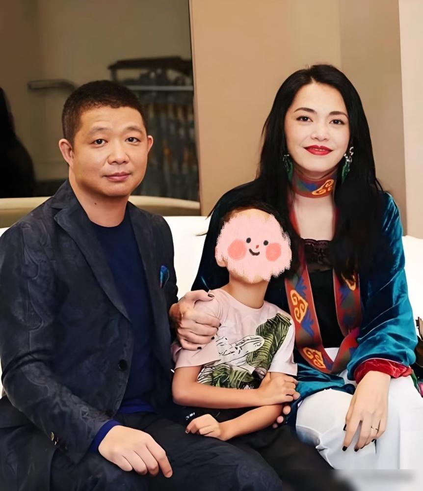 别看姚晨的离婚声明写得多漂亮，你得去看看凌潇肃那边，几万条评论，字字带血。