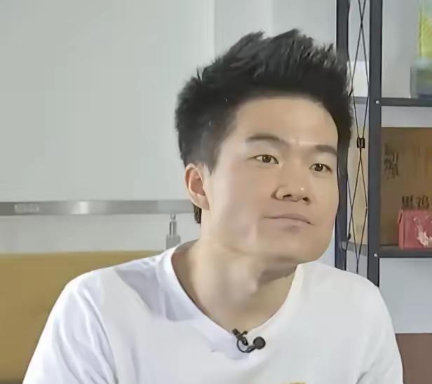 昨天和许久未见的老同学吃饭，随口提了句董宇辉，没想到那向来不可一世的家伙瞬间来了