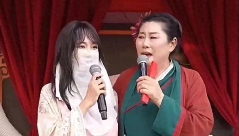 女子索要千万彩礼，舆论一下子炸锅了。我看了视频，当她说要千万彩礼时，台下立刻有男