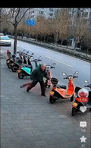 一位年过七旬的老头，在大街上觉得路边的电动车挡了他的道，竟然抬脚猛踹电动车，不料