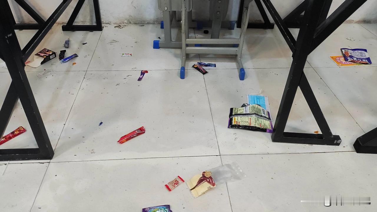 各位爸爸妈妈们中午少给点孩子零花钱，零食吃的太多了。不知道大家发现没有，孩子