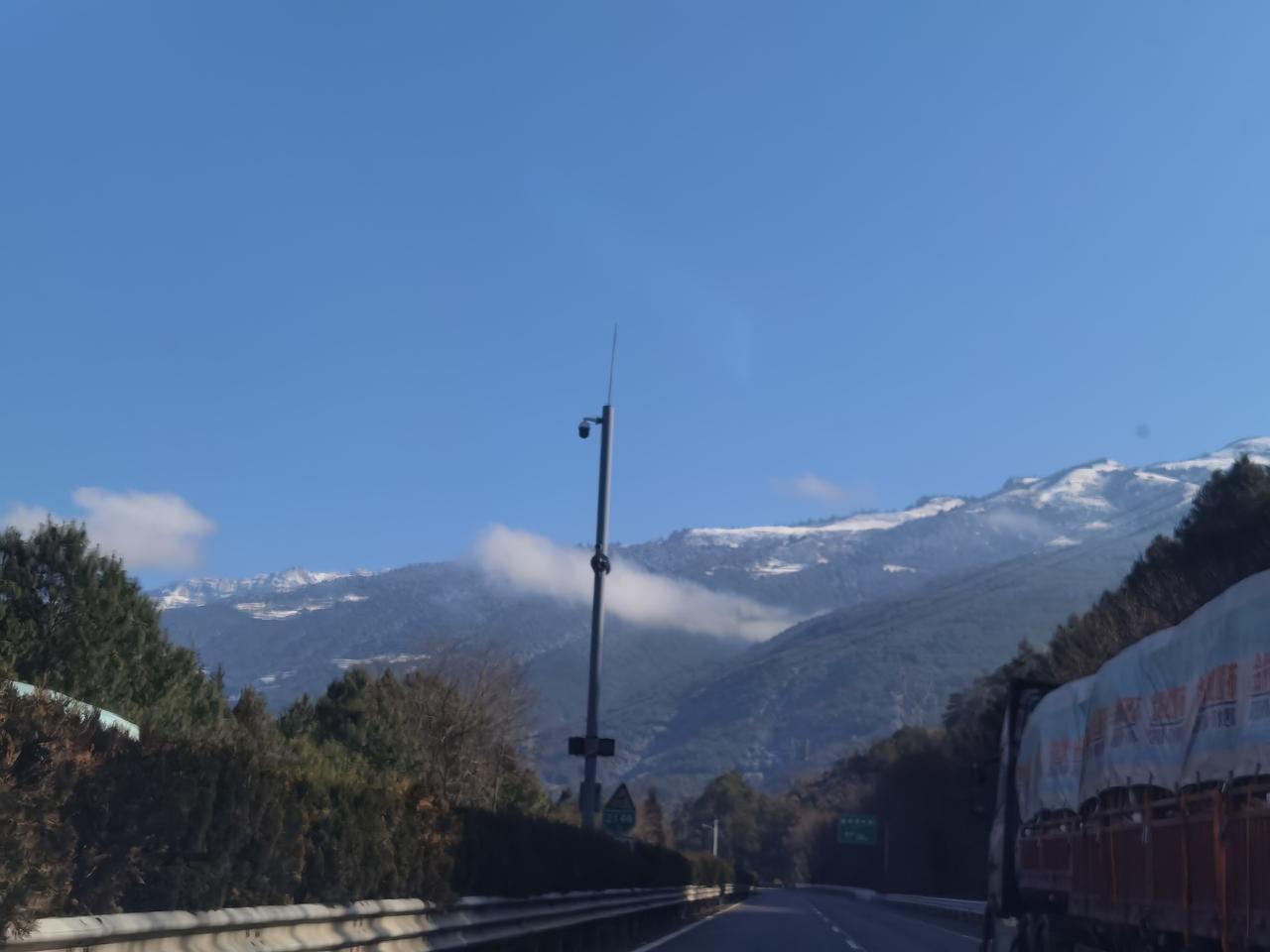 昨天上午，我们离开西昌邛海，驱车上京昆高速公路，虽然西昌至成都的路程只有400多