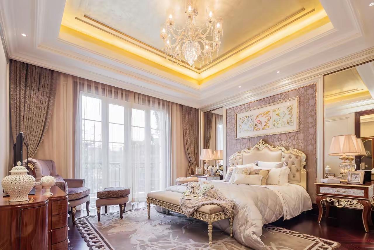 武汉一个5岁的小男孩在家里玩打火机，把手里的纸点着了，由于烧到自己的手了，他随手