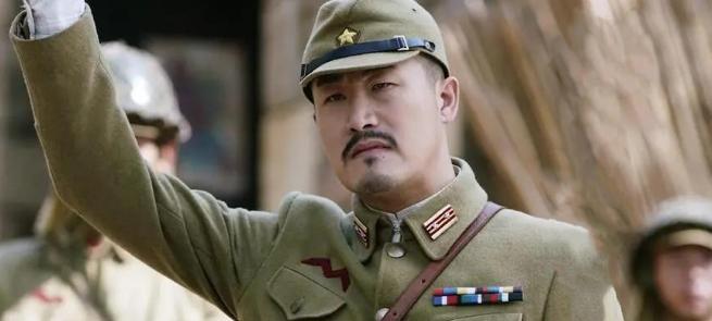 1943年，一铜匠被鬼子抓去搬弹药。鸡贼的铜匠每次趁鬼子不注意，扛着弹药箱偷摸的