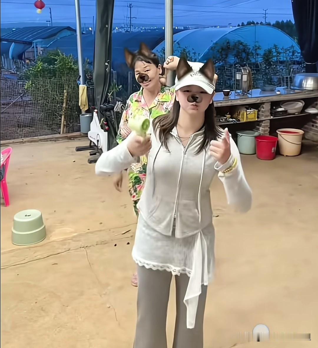 久违亮相！全红婵在乡间随性起舞，瘦下来的颜值惊艳太圈粉。许久没有露面的全红婵，