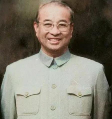 1955年9月27日授衔仪式上，当毛主席走到陈赓面前时，说：“你陈赓当大将了，跟