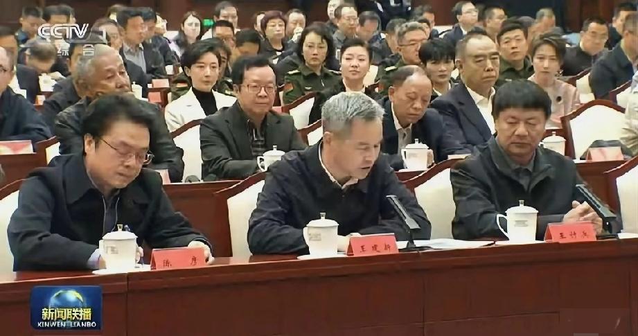 竟然在《新闻联播》里捕捉到周深的身影！有谁注意到他旁边坐着的大咖？这波是真的跃升
