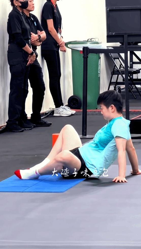 看了那条关于莎莎的描述，第一反应是——衣服太紧，动作受限，真不只是审美问题。赛