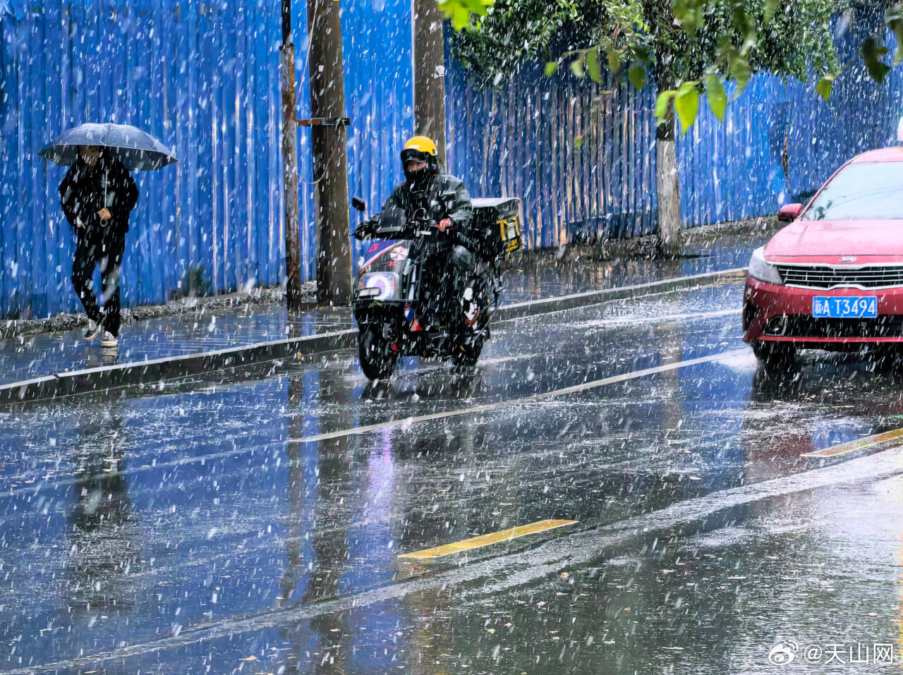 #新疆连发162个预警应对入秋最强降温#雨夹雪来袭！乌鲁木齐迎今秋初雪10月15日，受强冷空气影响，