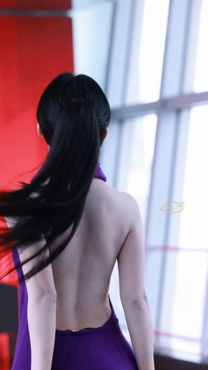 包上恩这背不拔罐可惜了天呐内娱好久没见过如此美背了，这个包包美成啥了，羡慕嫉妒