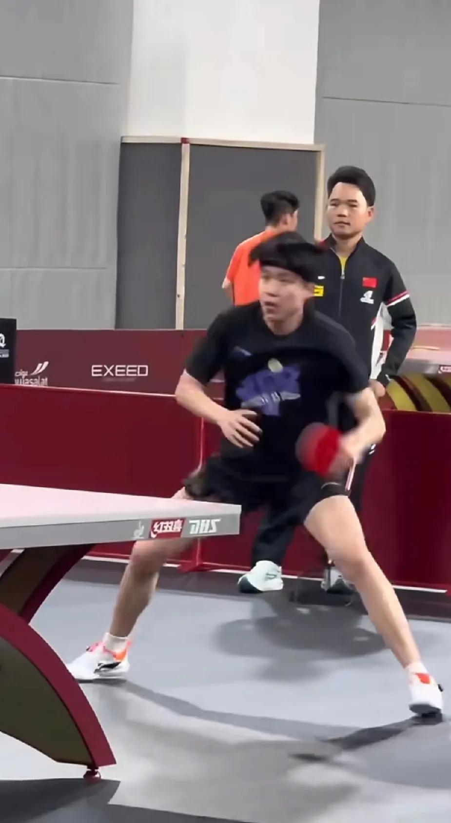 国乒多哈备战超燃！国乒在多哈训练场火力全开！王楚钦眼神狠厉，大力扣杀气势如