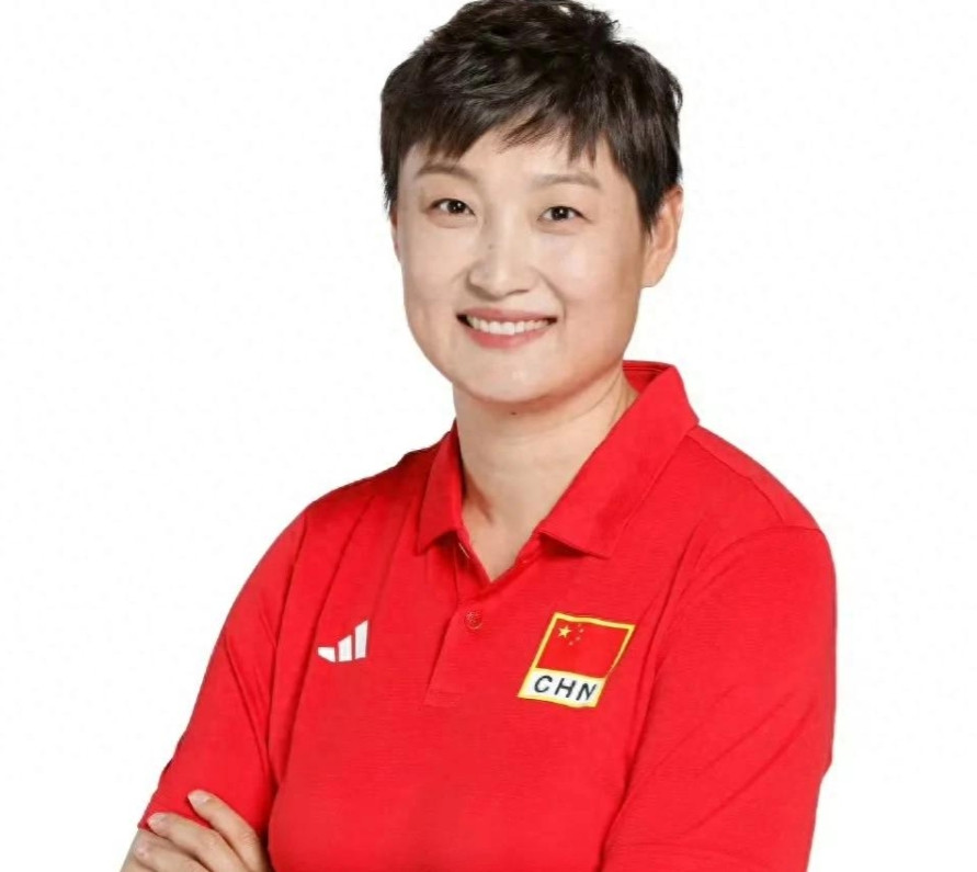 中国女排杨昊称，国家队年龄结构合理，登上最高领奖台近在咫尺。雅典奥运冠军、中
