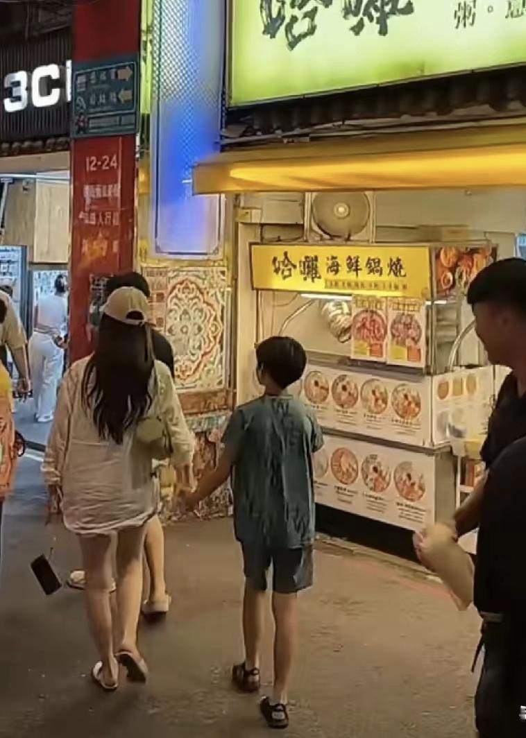 汪希箖这么大了，一看都被后妈手拉的别扭，难道是害怕走丢？后妈拉着继子走在前面，