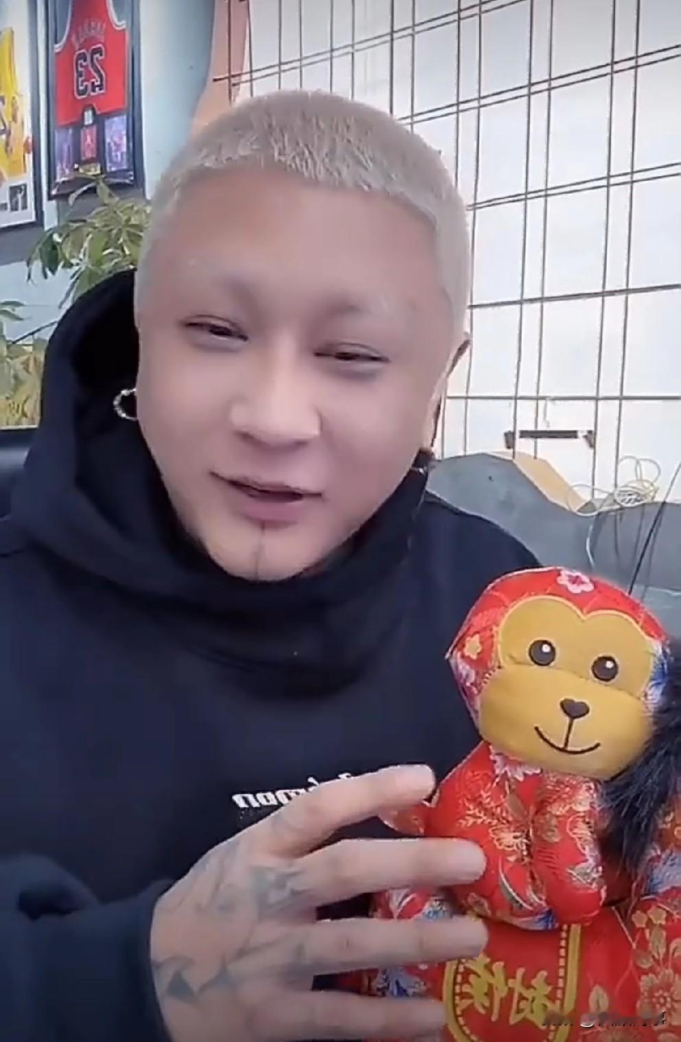 方丈情景再现昨晚和杜凤吃饭场面，调侃：我顶马卡受不了了，就一把就给搂住了，她要告